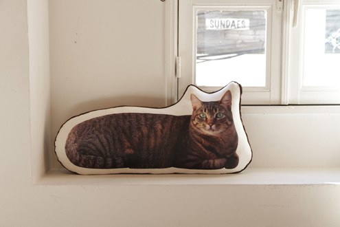 横たわる猫イメージ・猫クッション